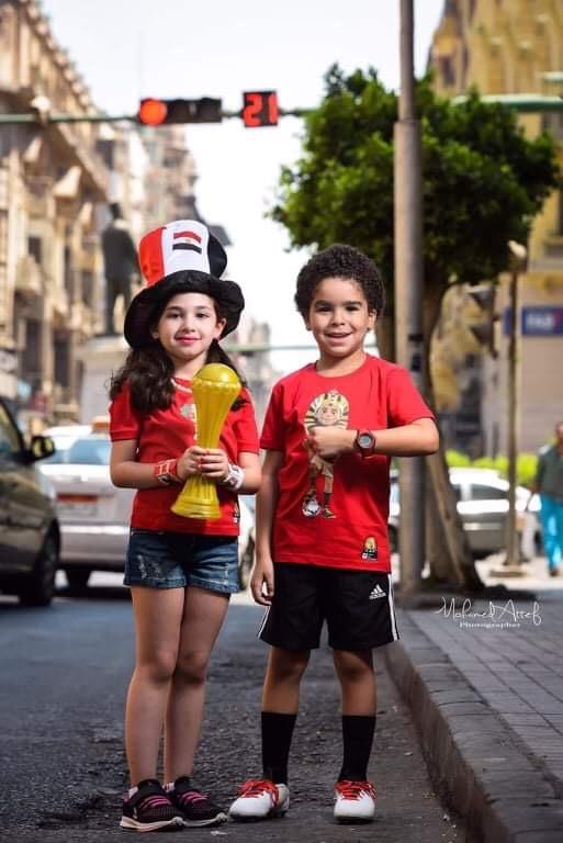 جلسة تصوير أطفال متلازمة داون وهم يشجعون منتخب مصر