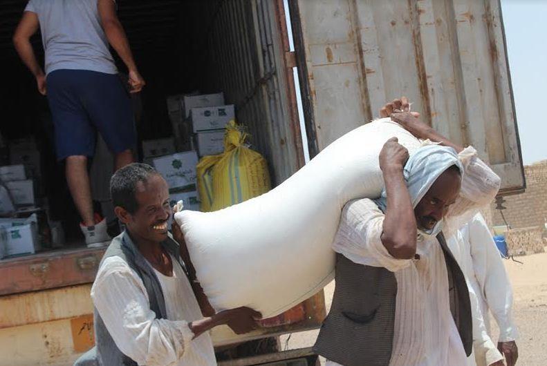 مساعدات إنسانية لأبعد قرية مصرية على الحدود السودانية