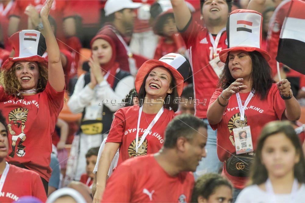 الجماهير المصرية تزين إستاد القاهرة قبل مباراة أوغندا