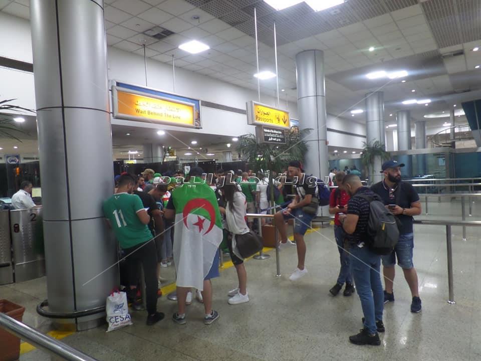 الجزائرين يعبورن عن فرحتهم بالوصول إلى النهائي بمطارالقاهرة