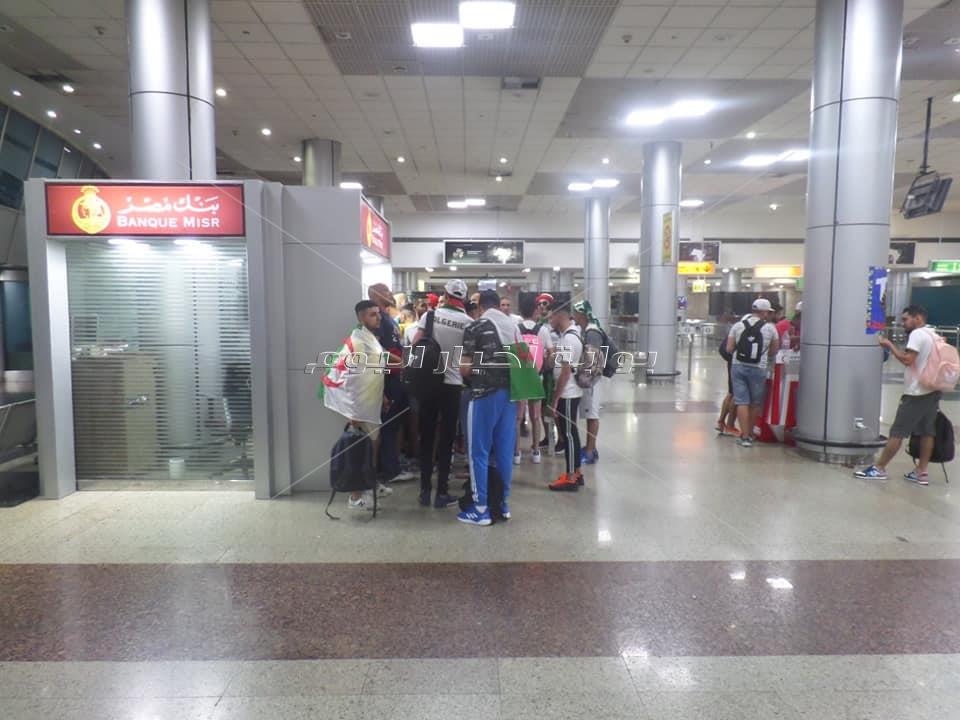 الجزائرين يعبورن عن فرحتهم بالوصول إلى النهائي بمطارالقاهرة