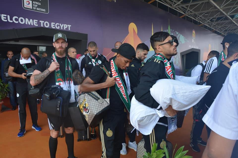 منتخب الجزائر يغادر القاهرة بعد التتويج بالبطولة 