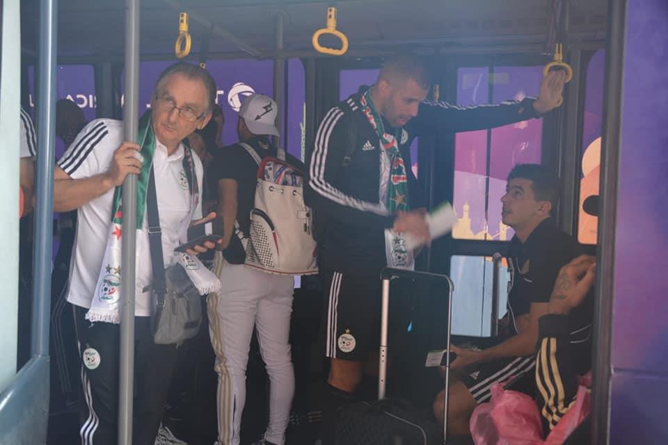 منتخب الجزائر يغادر القاهرة بعد التتويج بالبطولة 