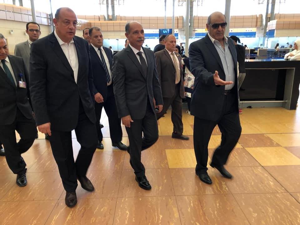 صور وزير الطيران يتفقد الإجراءات الأمنية والأسوار الخارجية وكاميرات المراقبة بمطار شرم الشيخ