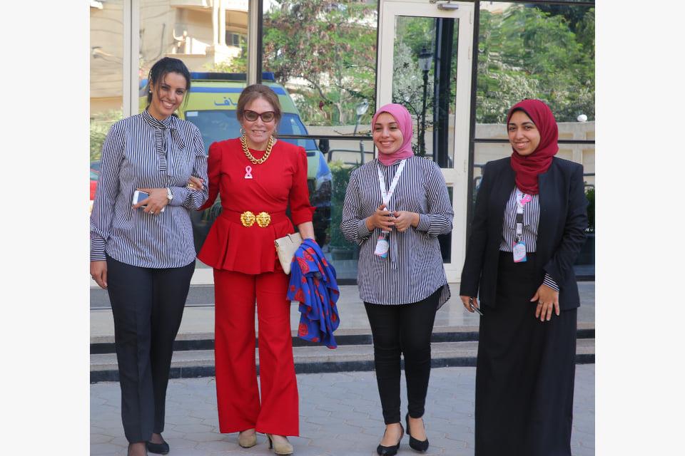 بالصور.. لبنى عبدالعزيز تزور بهية لدعم محاربات سرطان الثدي 