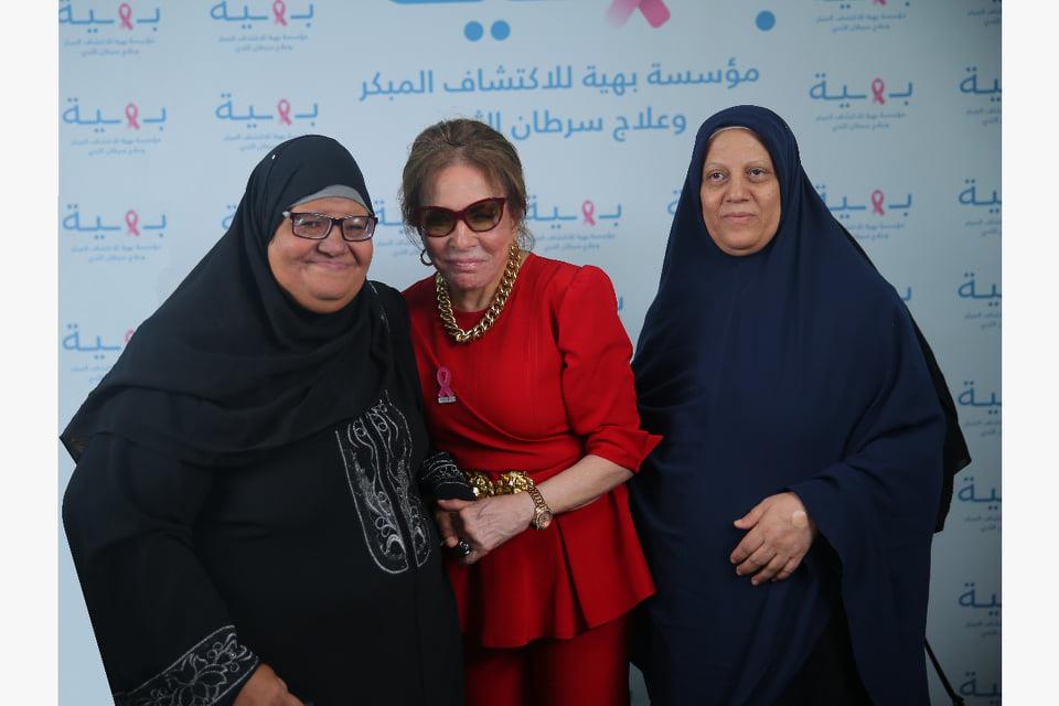 بالصور.. لبنى عبدالعزيز تزور بهية لدعم محاربات سرطان الثدي 