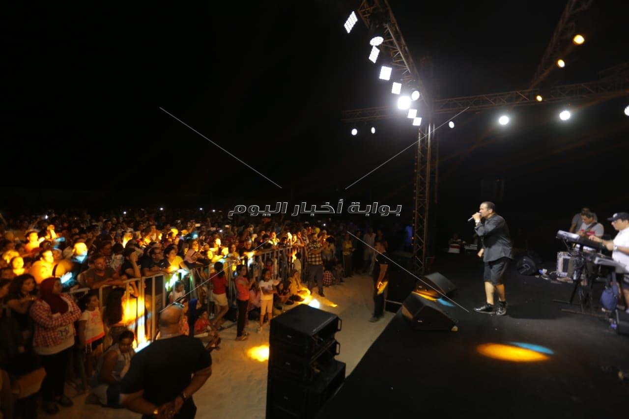 هشام عباس يحيى حفلا بورتو مطروح في أول حفلات الصيف