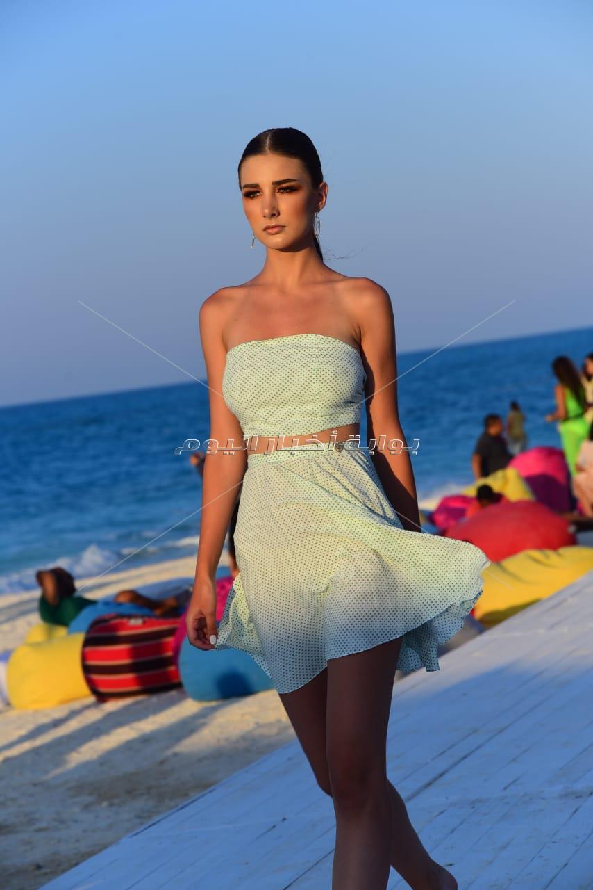 نجوى زهران تُبهر جمهورها بعرض أزياء على البحر