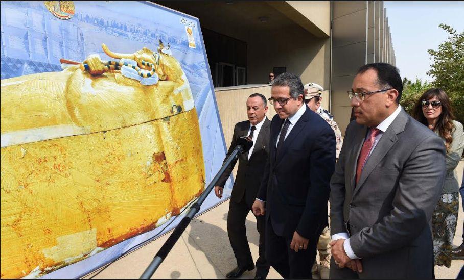 رئيس الوزراء يتفقد التابوت المُذهب الخارجي للملك توت عنخ آمون بعد نقله للمتحف المصري الكبير