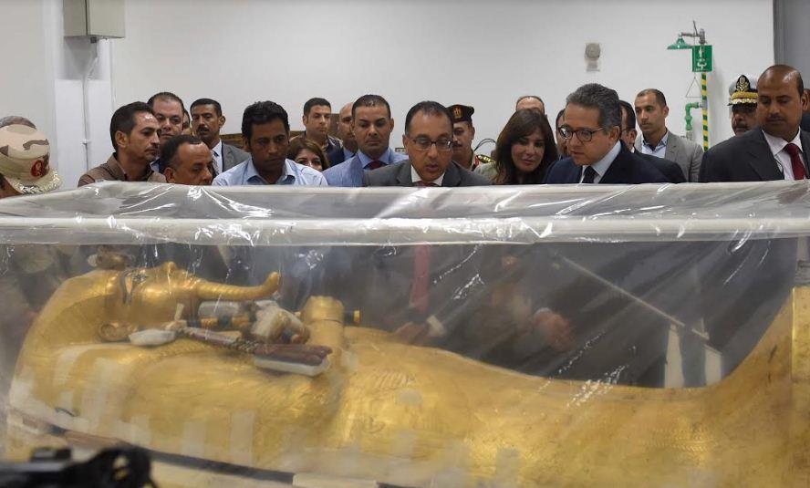 رئيس الوزراء يتفقد التابوت المُذهب الخارجي للملك توت عنخ آمون بعد نقله للمتحف المصري الكبير