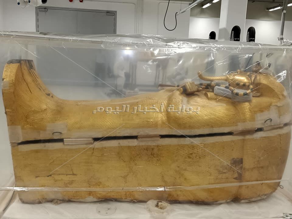 ننشر الصور الاولى لتابوت توت عنخ امون الذهبي قبل البدء في ترميمه