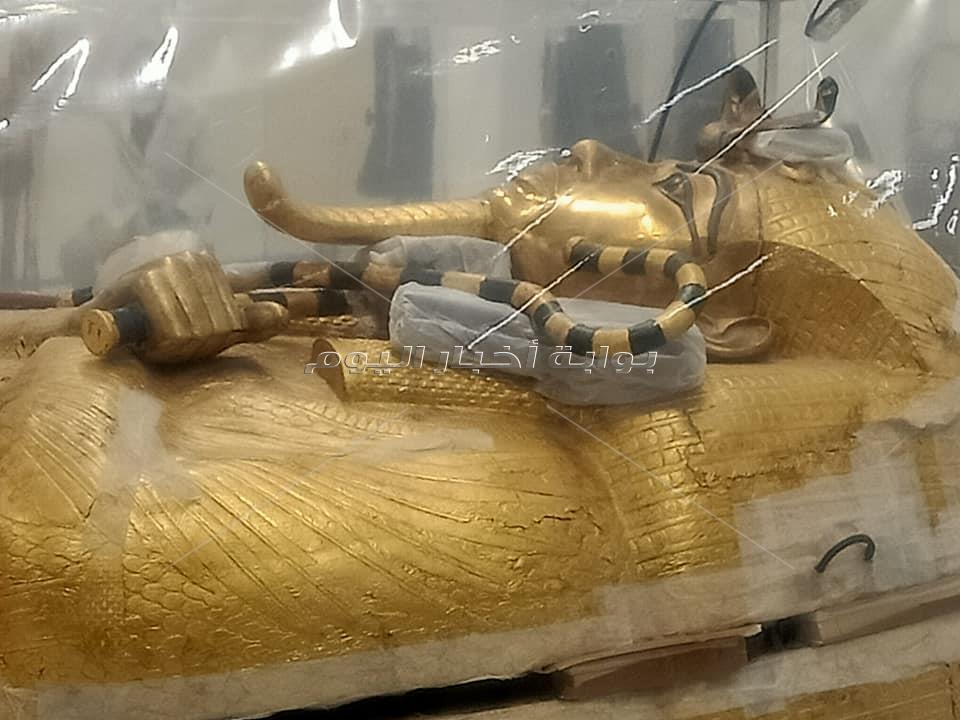 ننشر الصور الاولى لتابوت توت عنخ امون الذهبي قبل البدء في ترميمه