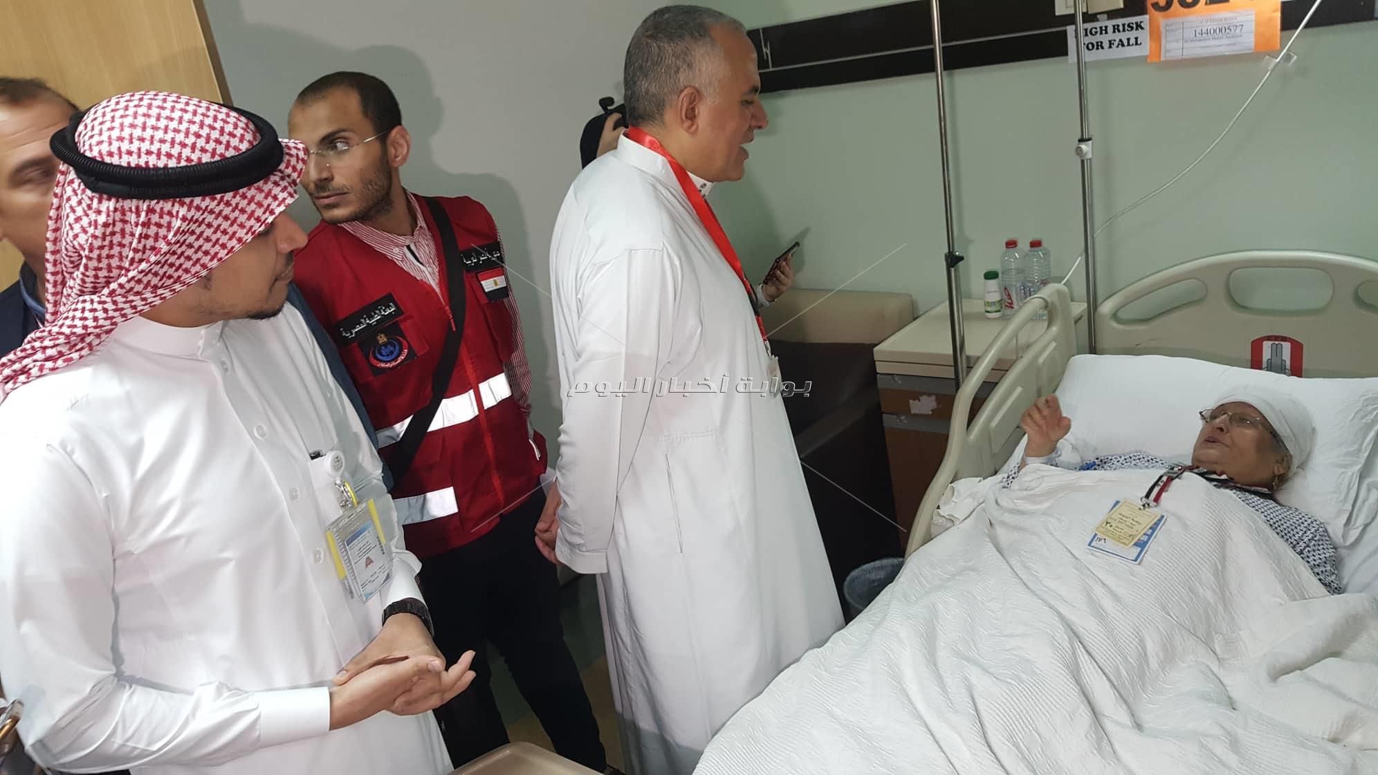 بالصور ..رئيس بعثة الحج المصرية يتفقد المرضى للاطمئنان عليهم 