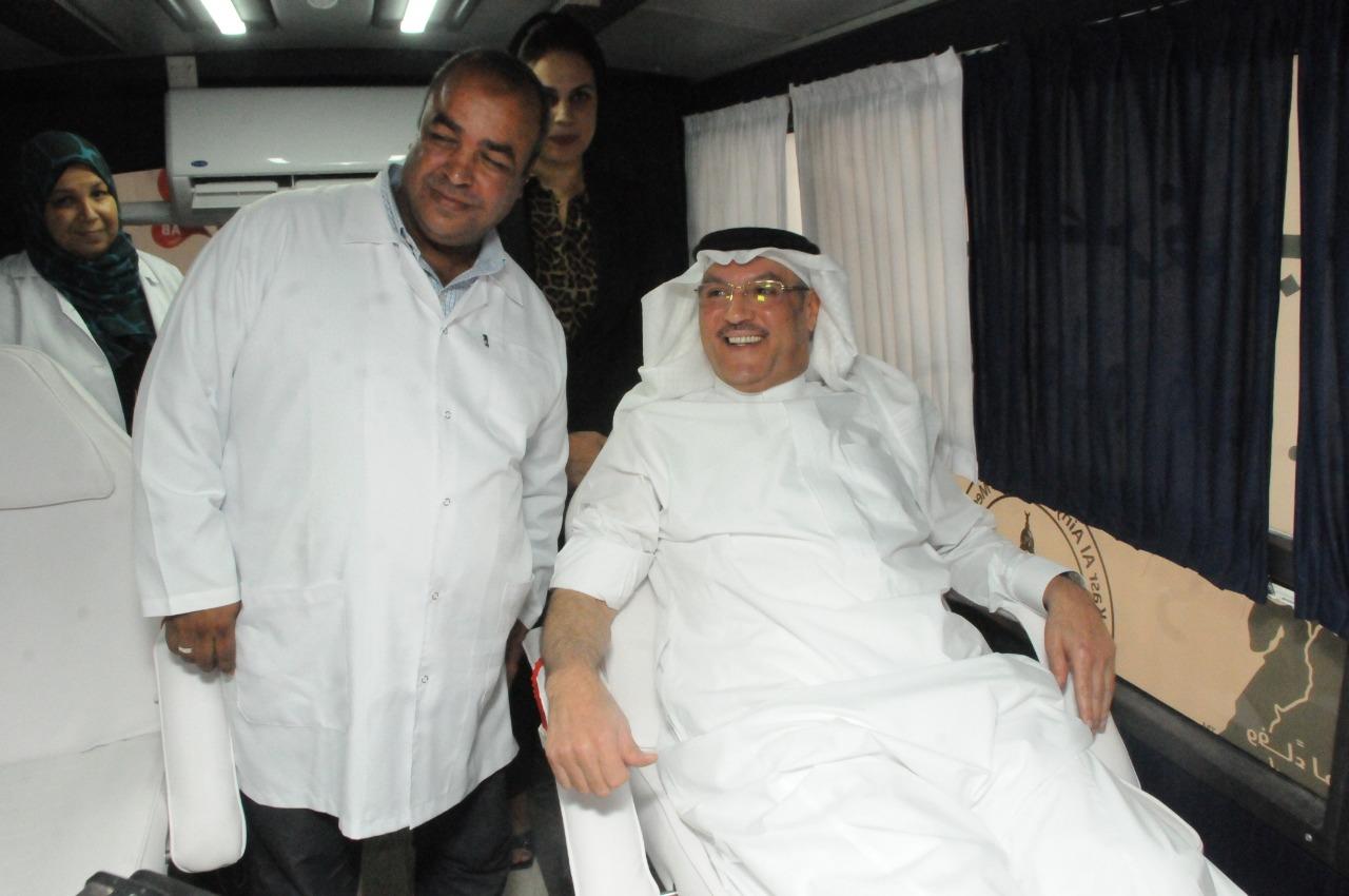 العاملون بالسفارة السعودية بالقاهرة يتبرعون بالدم لصالح مصابي معهد الأورام