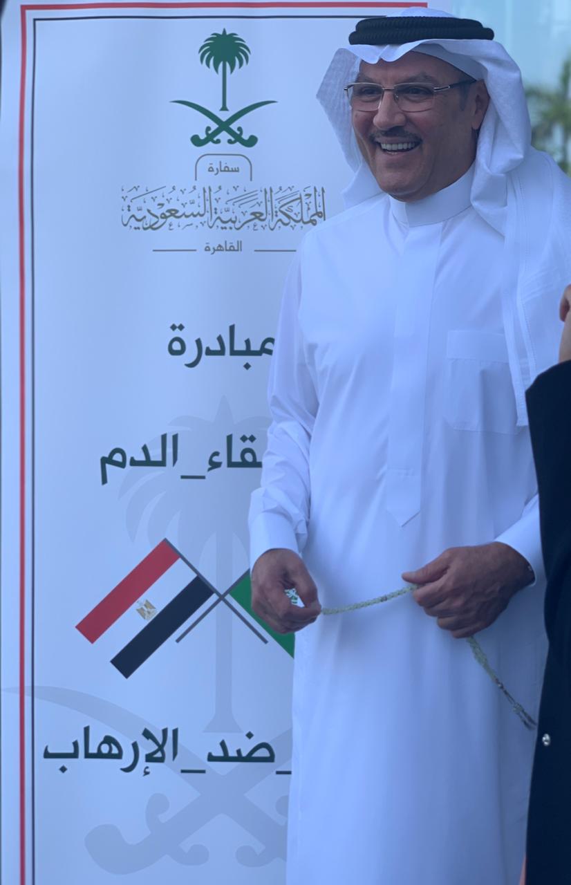 العاملون بالسفارة السعودية بالقاهرة يتبرعون بالدم لصالح مصابي معهد الأورام
