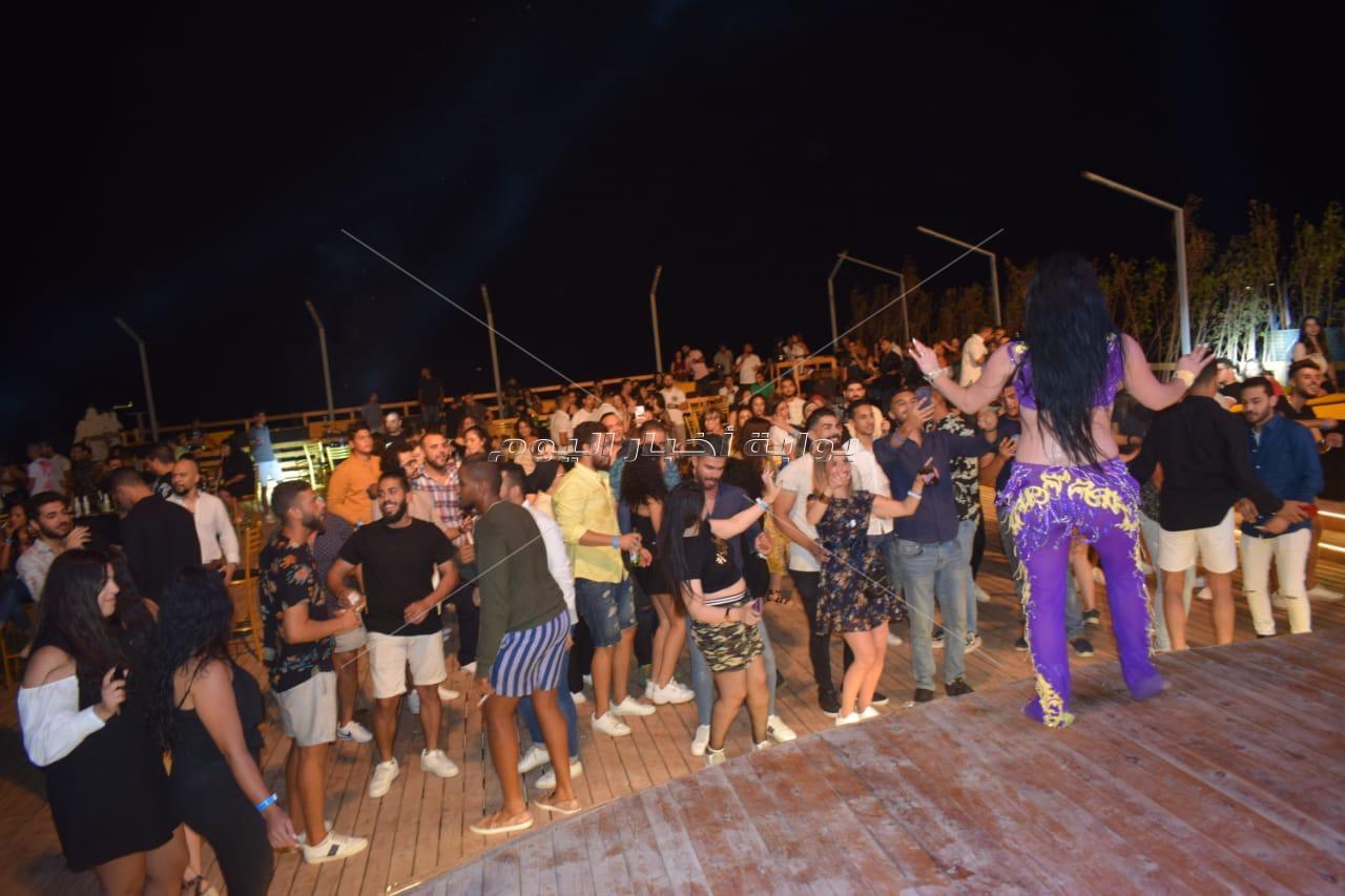 حسن الخلعي يُغني والروسية لينا ترقص في حفل «الساحل»