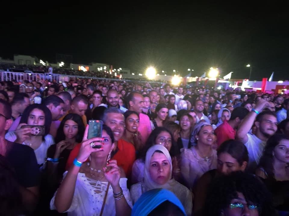 صور| حضور جماهيري كبير بحفل عمرو دياب في العلمين الجديدة