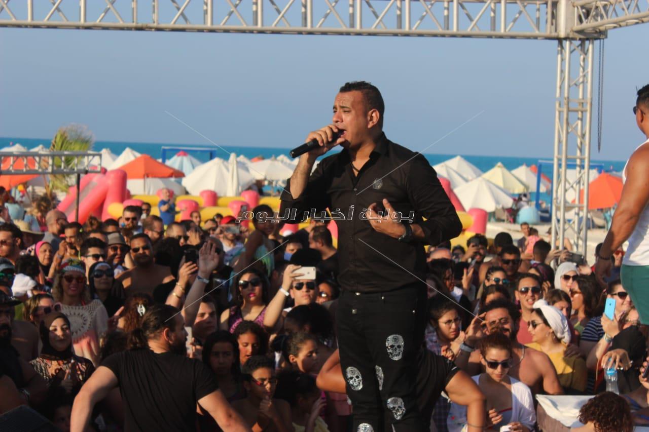 محمود الليثي يُشعل أجواء حفله بـ«الساحل»