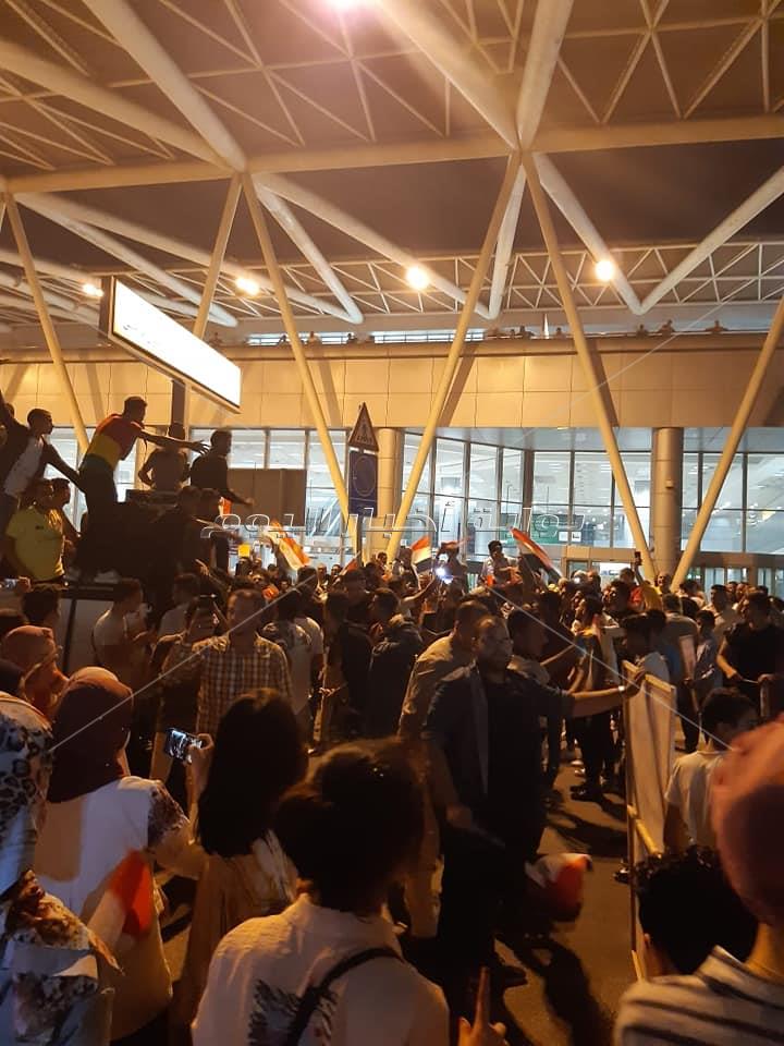 صور الجماهير تحتشد بمطارالقاهرة لاستقبال أبطال العالم 