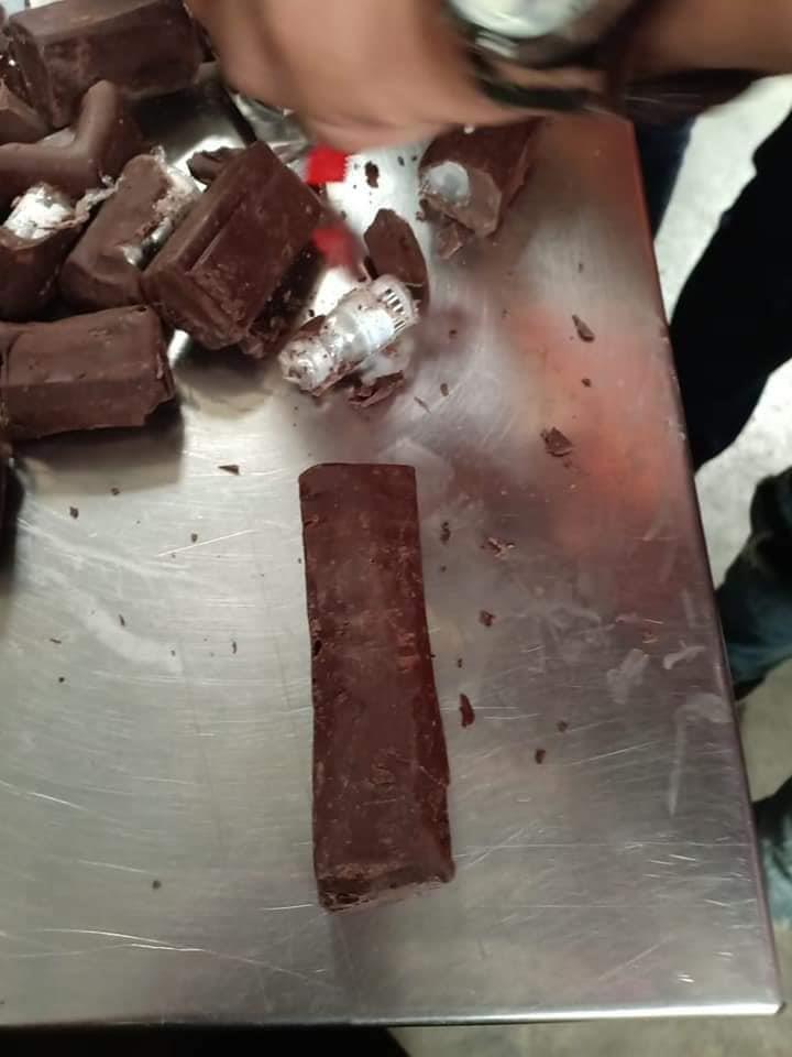 صور الشوكولاتة للتهريب الأموال الهرمونات بمطار القاهرة
