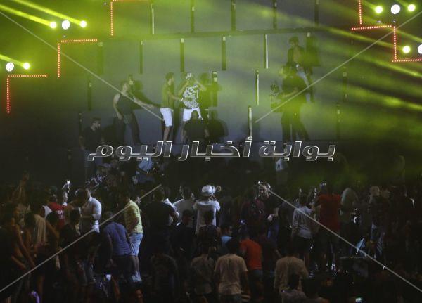 «فوضى» في حفل محمد رمضان.. والجمهور يقتحم المسرح