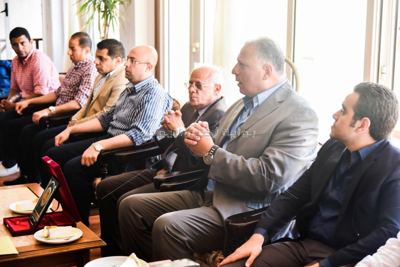 محافظ بورسعيد يكرم رئيس بعثة منتخب اليد الفائز بكأس العالم 