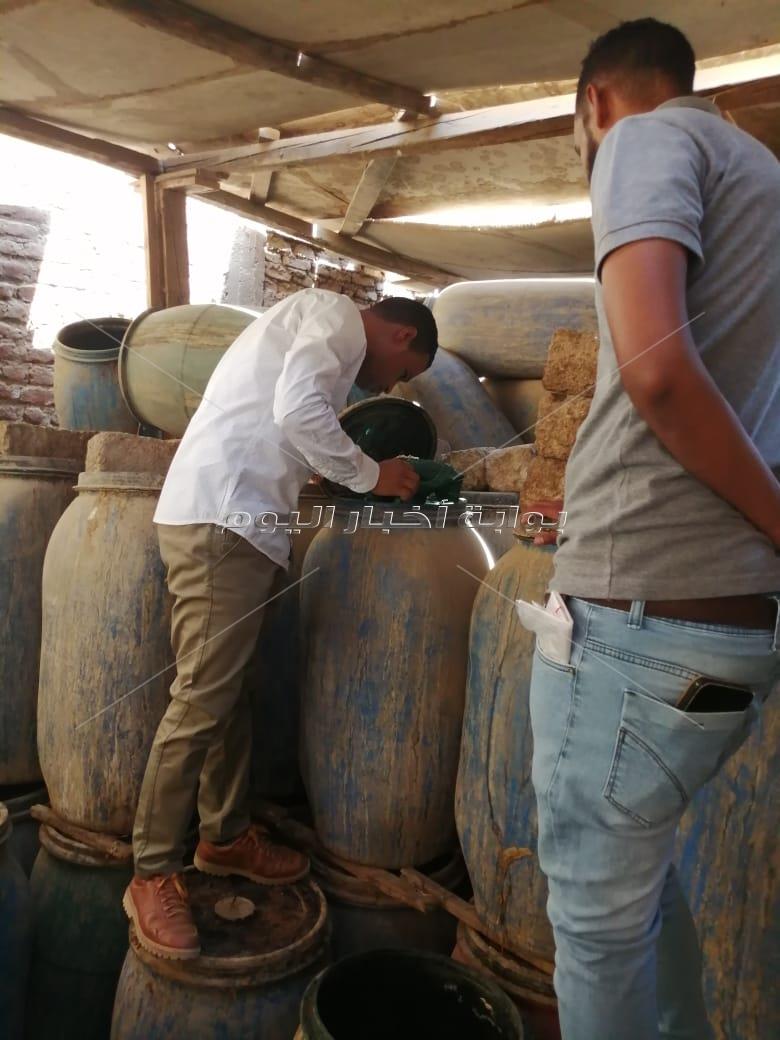 صحة أسوان تضبط 15 طن مخللات فاسدة بمدينة أسوان