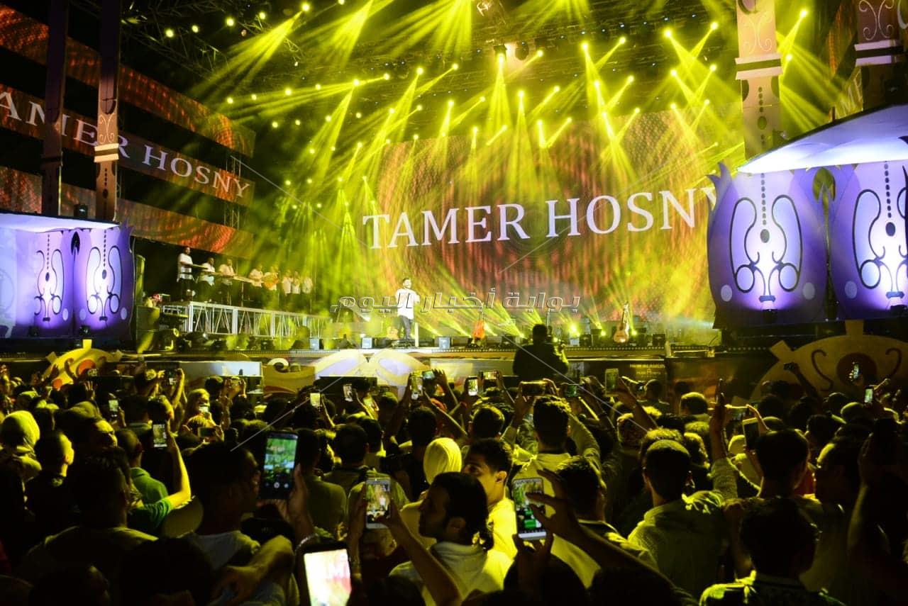 صور| تامر حسني و"Gipsy Kings "يُشعلون ختام حفلات الصيف بالعلمين الجديدة 2
