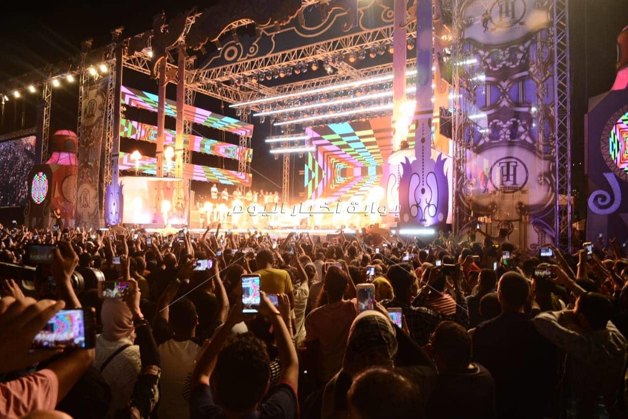 صور| تامر حسني و"Gipsy Kings "يُشعلون ختام حفلات الصيف بالعلمين الجديدة 2