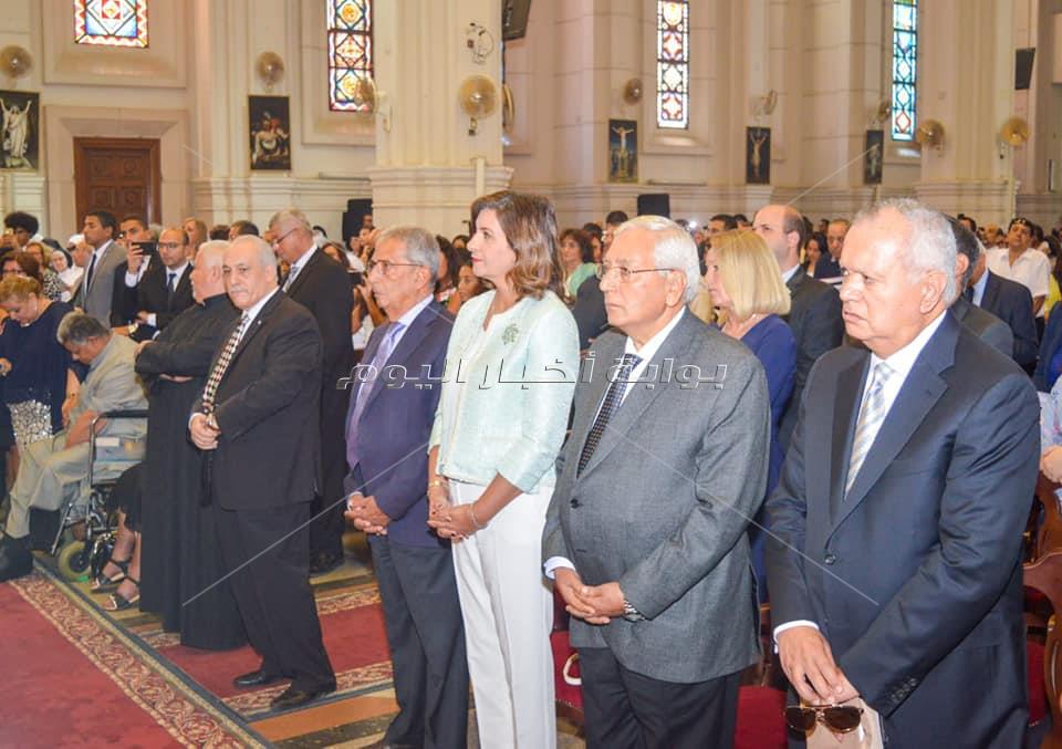 صور| وزيرة الهجرة تشارك في صلوات تجليس وسيامة الأب "هاني باخوم"
