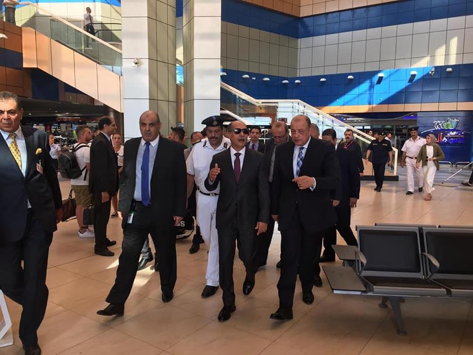 وزير الطيران المدني يتفقد المنظومة وأنظمة كاميرات المراقبة بمطار شرم الشيخ 