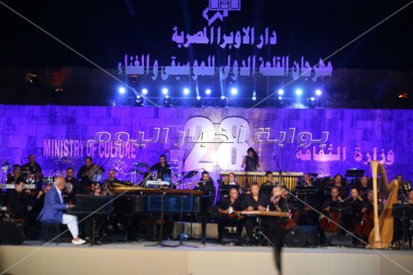 60 صورة من حفل عمر خيرت في ختام مهرجان القلعة