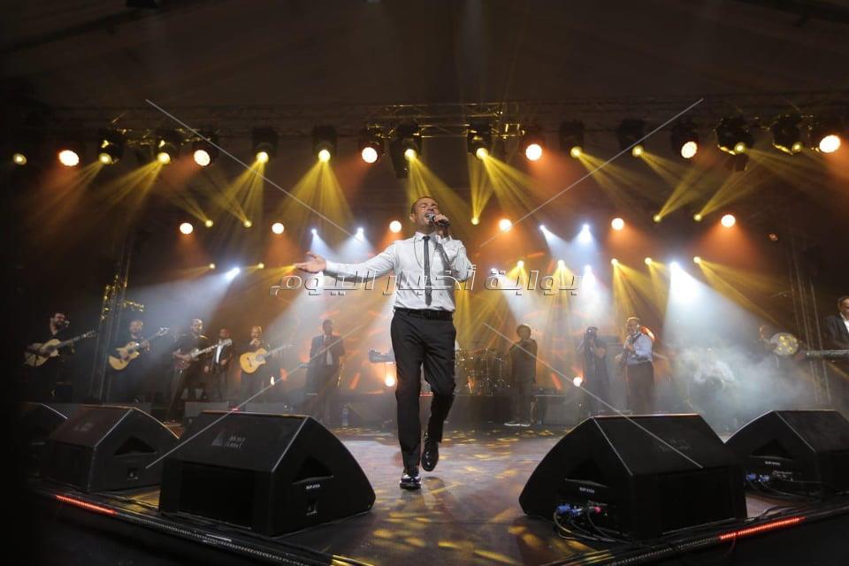عمرو دياب يُشعل حفل جولف بورتو كايرو على أنغام «يوم تلات»