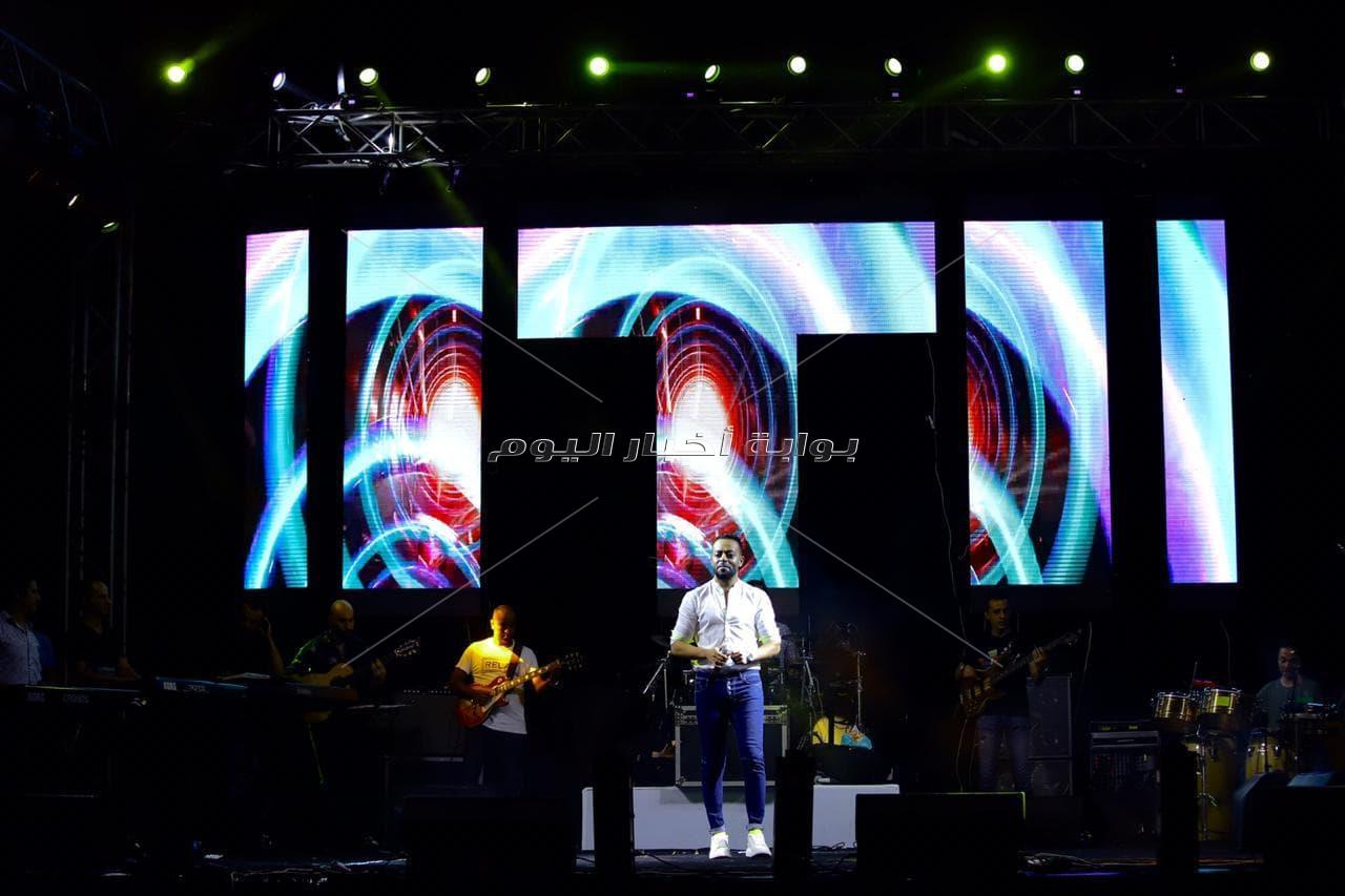  الآلاف يغنون مع تامر عاشور في حفل «كامل العدد» بالاسكندرية 