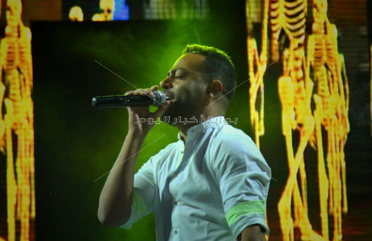  الآلاف يغنون مع تامر عاشور في حفل «كامل العدد» بالاسكندرية 