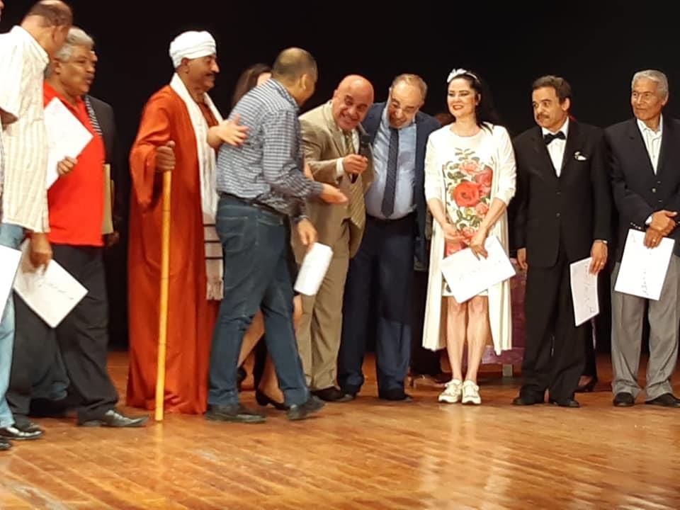 تكريم العاملين بمسرح عبد الوهاب بالأسكندرية وأسرة مسرحية "بحر الهوى"