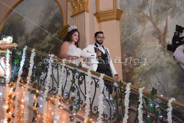 عصام كاريكا ونجوان يحييان زفاف ابنة حنان نصر