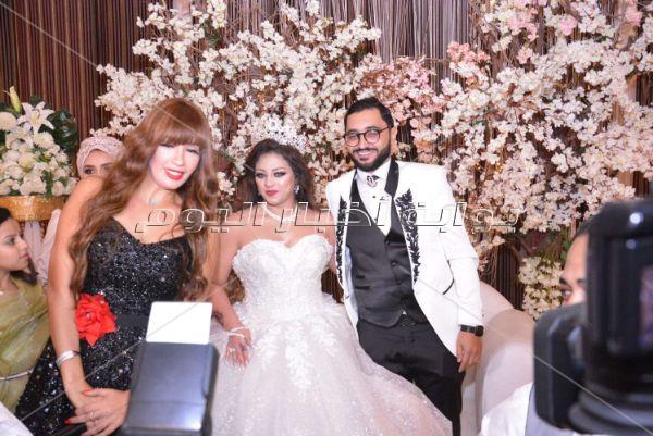 عصام كاريكا ونجوان يحييان زفاف ابنة حنان نصر