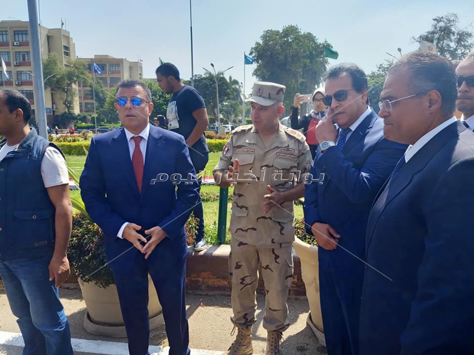 وزير التعليم العالي يستقبل الطلاب في جامعة عين شمس