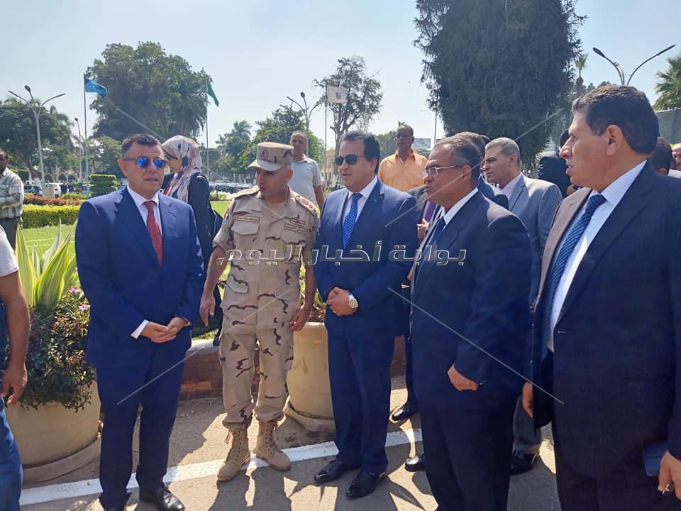 وزير التعليم العالي يستقبل الطلاب في جامعة عين شمس