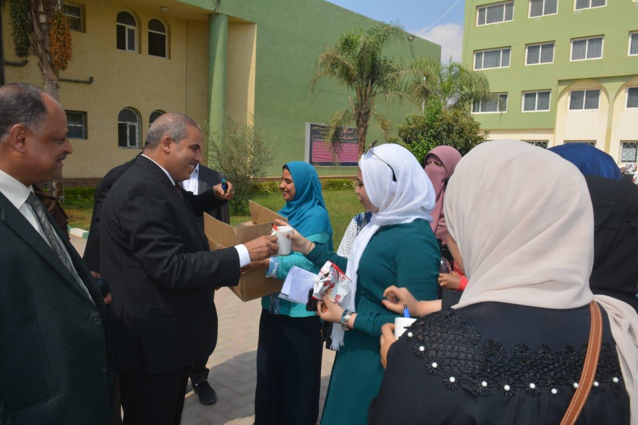 رئيس جامعة الأزهر يتفقد كلية البنات الأزهرية بالعاشر من رمضان ويوزع الهدايا على الطالبات 