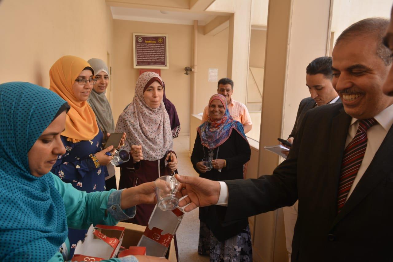 رئيس جامعة الأزهر يتفقد كلية البنات الأزهرية بالعاشر من رمضان ويوزع الهدايا على الطالبات 
