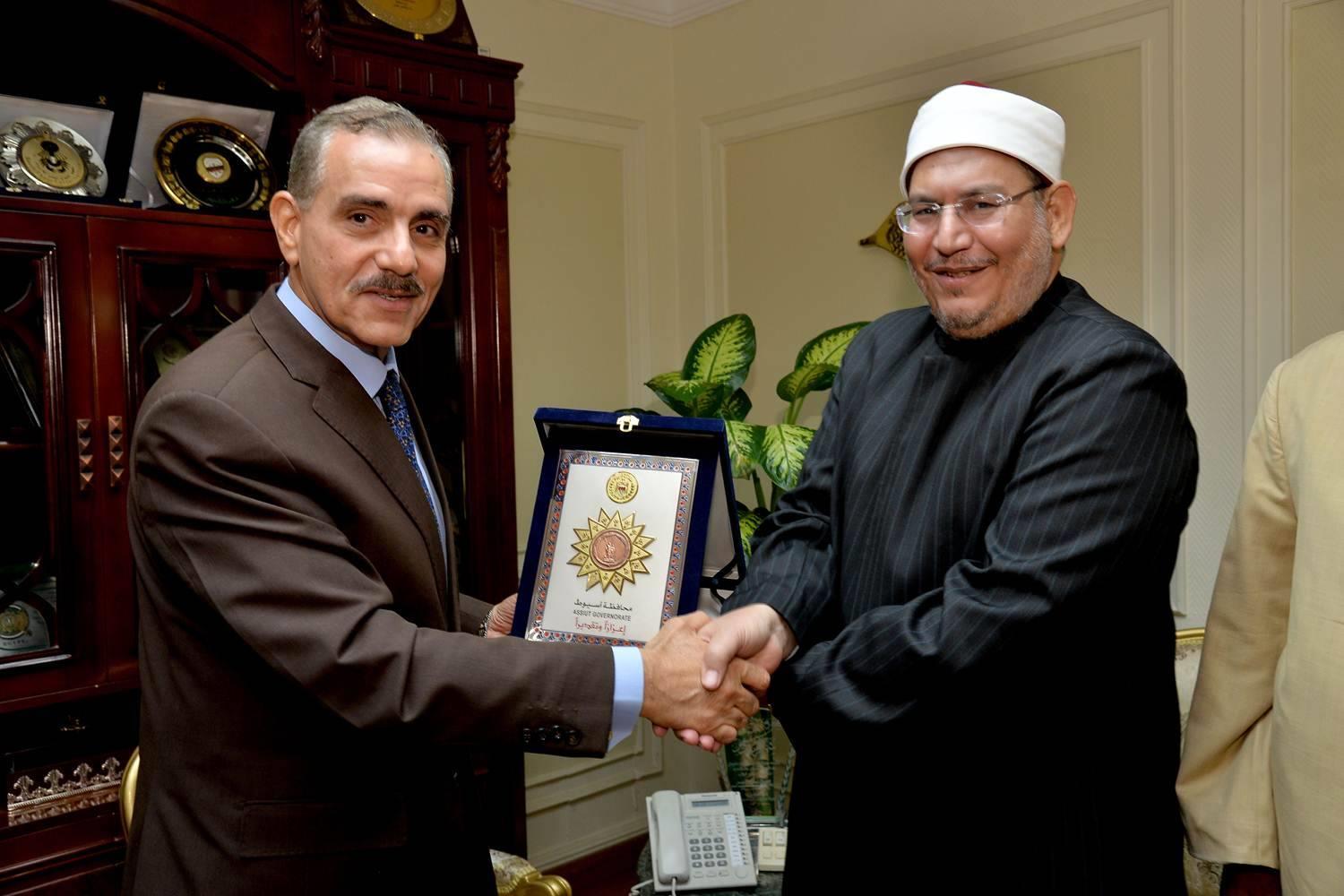 محافظ أسيوط يلتقى منسق عام بيت العائلة المصرية 
