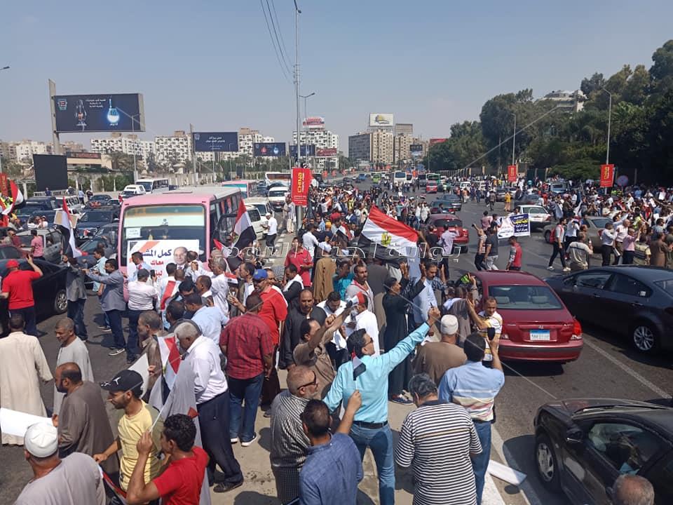 تزايد أعداد المصريين أمام المنصة لتأييد الرئيس السيسي