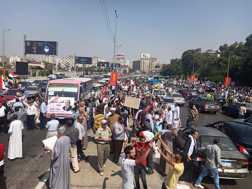تزايد أعداد المصريين أمام المنصة لتأييد الرئيس السيسي