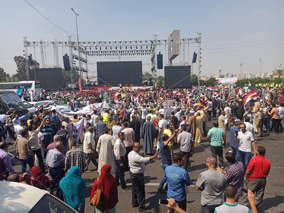 الأغاني الوطنية تشعل حماس المصريين أمام «النصب التذكاري»