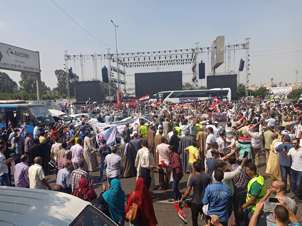 الأغاني الوطنية تشعل حماس المصريين أمام «النصب التذكاري»