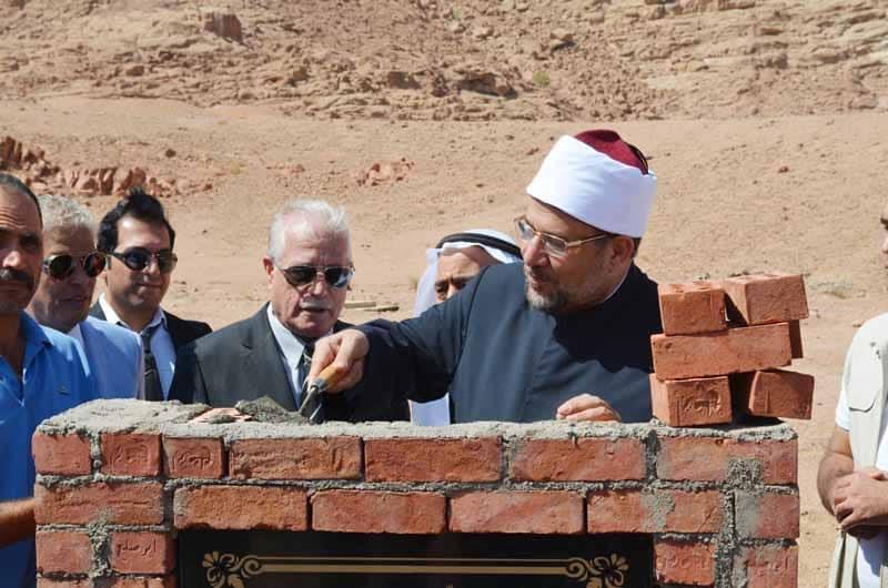صور| وزير الأوقاف ومحافظ جنوب سيناء يضعان حجر الأساس لمسجد