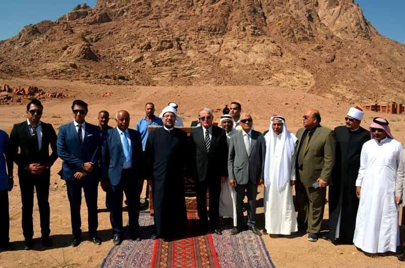 صور| وزير الأوقاف ومحافظ جنوب سيناء يضعان حجر الأساس لمسجد
