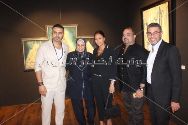 داليا البحيري ودنيا عبدالعزيز وميدو عادل في افتتاح «حول الروح الذات»
